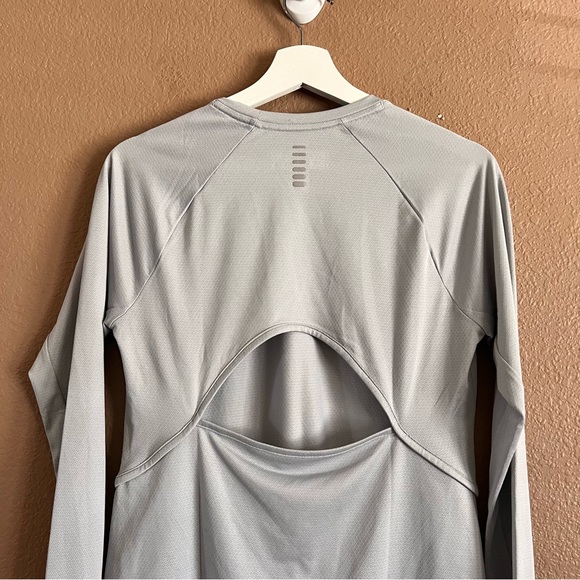 Under Armour Heat Gear Running Open Back Shirt Size Medium NWT - Picture 10 of 11